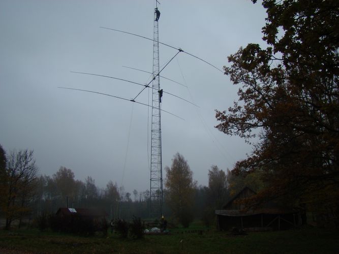 Antena iet uz augsu un Saule uz leju